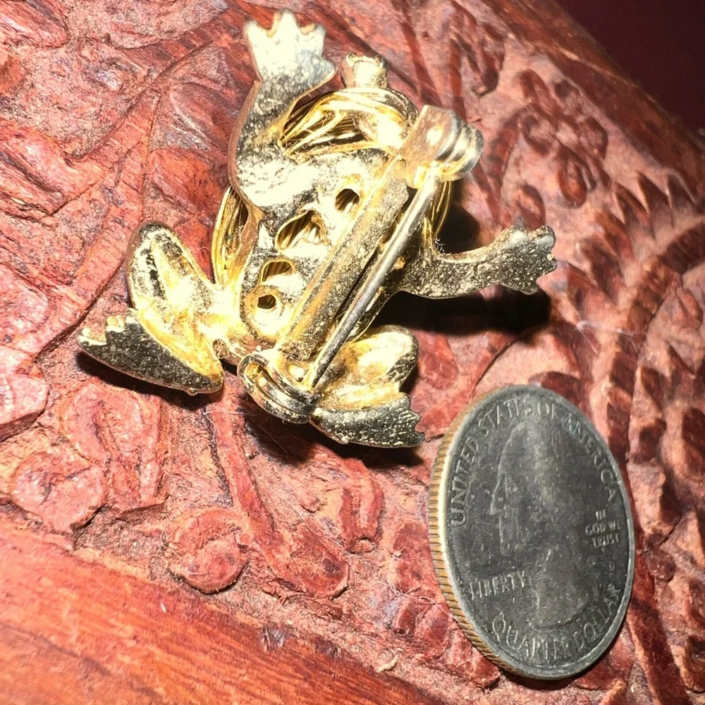 🍀Gold frog‎ 🐸 with jeweled green eyes
